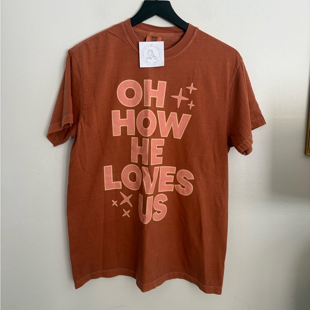 DEAR HEART Comfort Color Terracotta Graphic Faith How He Loves Us Tee Medium NWT